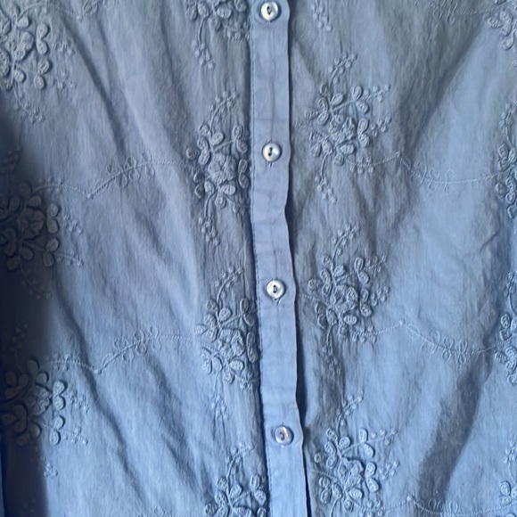 Vintage blue sleeveless button down blouse with crochet detail - Picture 2 of 5